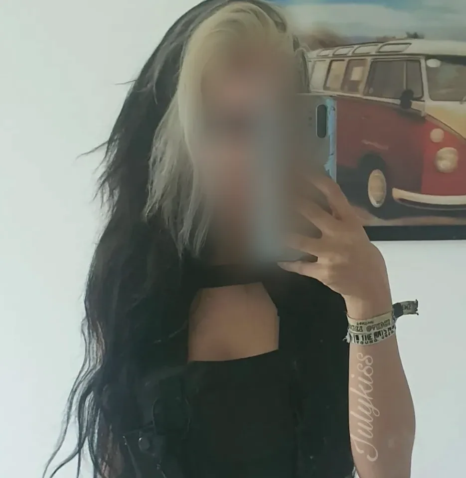 Leonie, 26