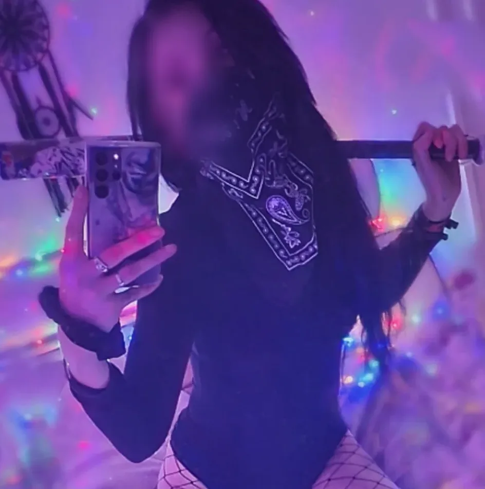 Zeynep, 28